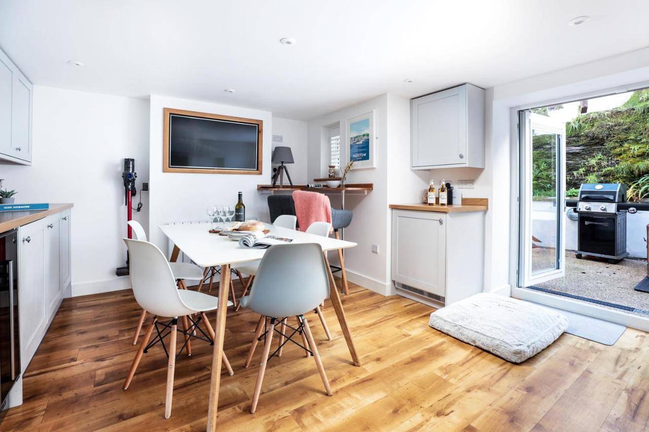 Beach Lovers Paradise in Portreath - With Sea Views & Log Burner just 100m from beach in Portreath, Cornwall