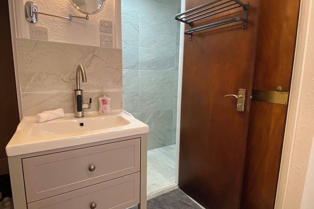 Entire apartment, 5 mins to beach & town, quiet stay with cafés & shops just around the corner in Eastbourne, East Sussex