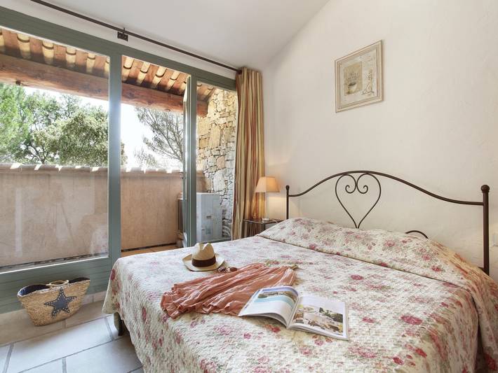 Neat holiday home with AC, 3 km. from the center of Gordes in Gordes, Parc naturel régional du Luberon