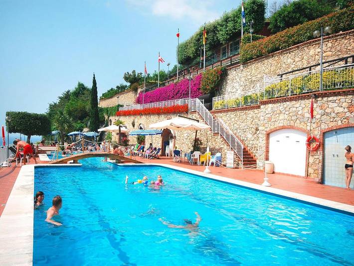 Ferienwohnung für 4 Personen, mit Balkon und Terrasse sowie Kinderpool und Pool in Pietra Ligure Gemeinde