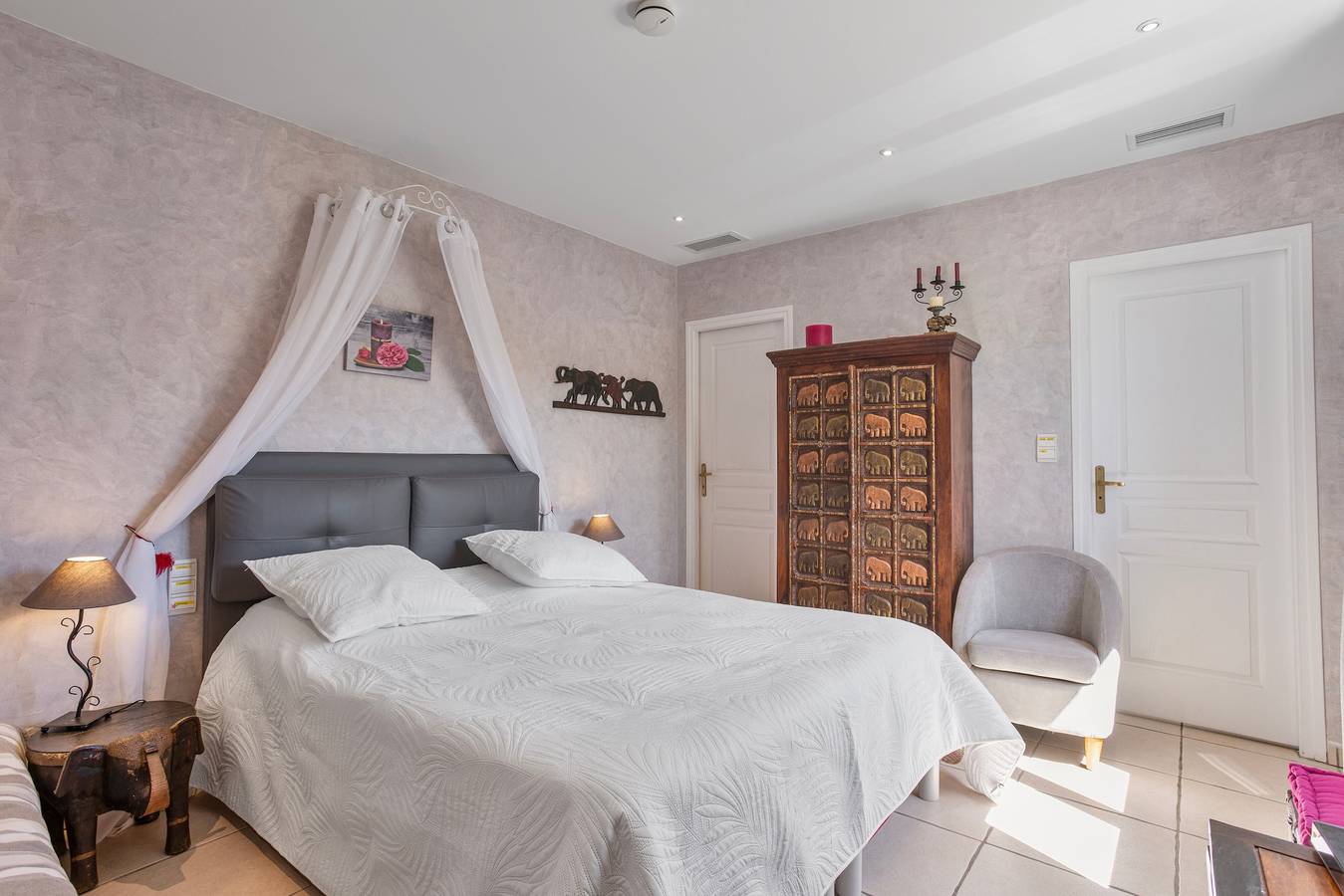 Chambre « Le Petit Ramsès - Éléphants » avec piscine partagée, Wi-Fi et climatisation in Sainte-Maxime, Côte méditerranéenne (France)