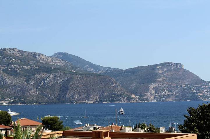Ferienwohnung für 8 Personen, mit Balkon und Pool in Saint-Jean-Cap-Ferrat