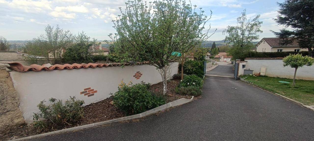 Appartement entier, One-Bedroom Apartment in Bas-en-Basset, Haute-Loire