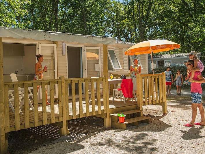 Camping Domaine des Tours - Mobilheim 4 personen - Comfort | 2 Schlafz. | 4 Pers. | Erhöhte Terrasse | Klimaanlage in Saint-Amans-des-Cots, Parc naturel régional de l'Aubrac
