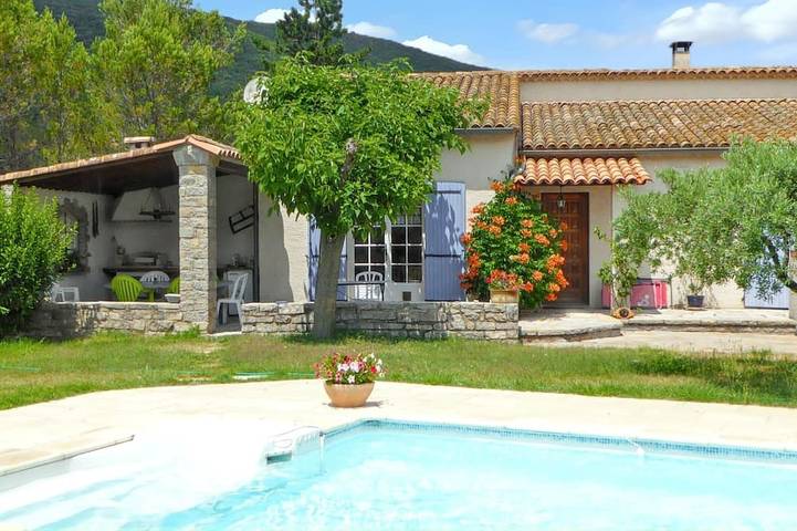 Location de vacances pour 6 personnes, avec jardin, animaux acceptés à Pompignan