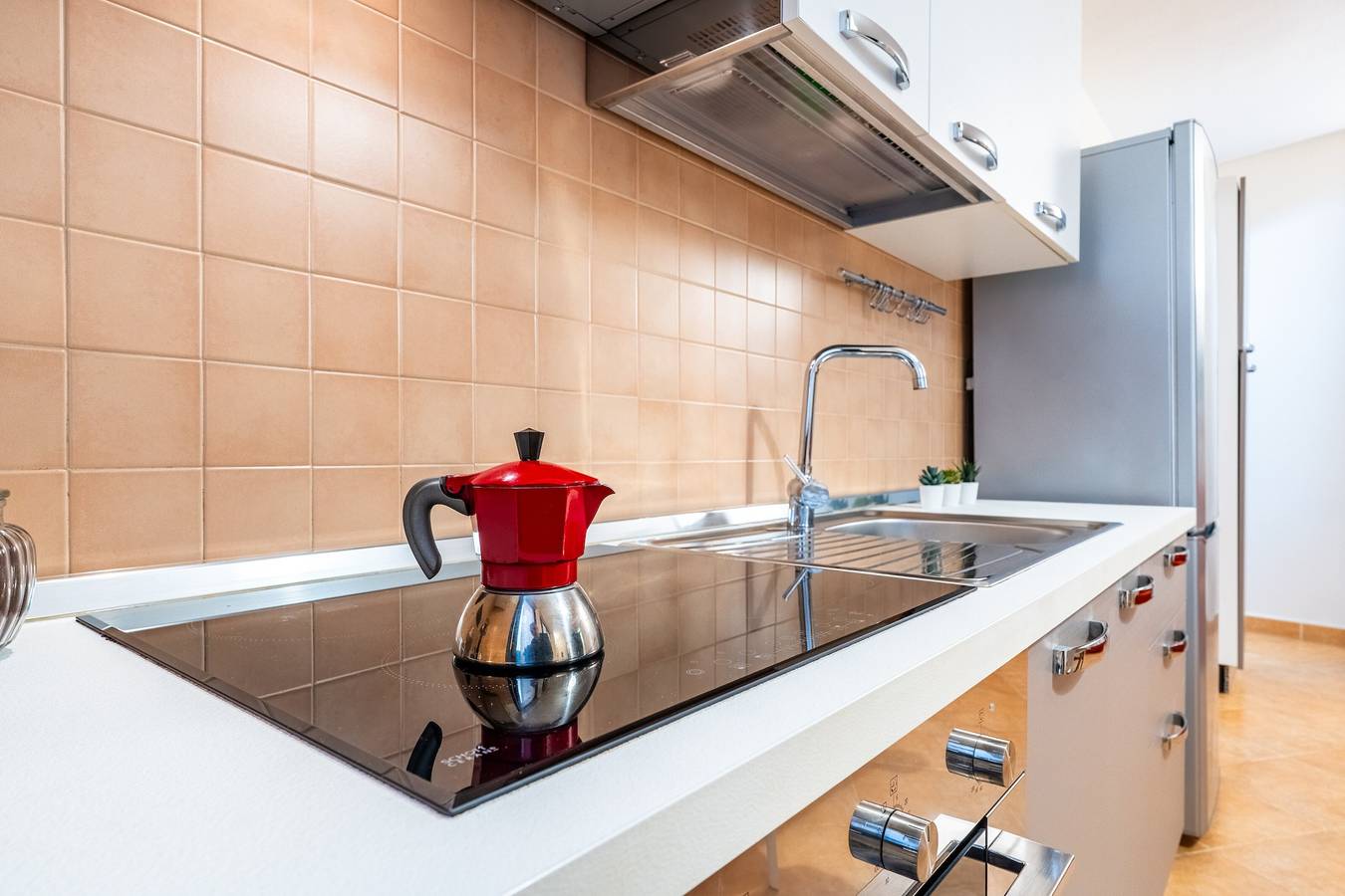 Appartamento intero, "Vico 1° Sulis Apartment 3' con Wi-Fi e aria condizionata in Villanova (Sardinia), Cagliari