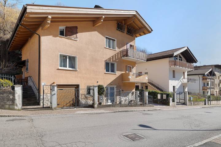 Entire apartment, Apartment 'Casa Delle Fate Piano Terra' with Mountain View, Private Garden and Wi-Fi in Roncone, Sella Giudicarie
