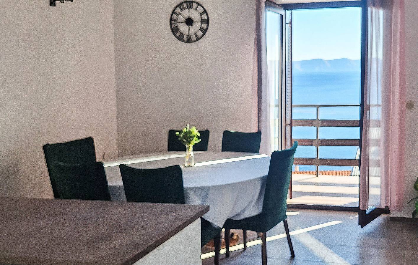 Ganze Ferienwohnung, Charmantes Apartment mit Meerblick, Terrasse, Parkplatz und WLAN – 2 km vom Strand entfernt in Senj, Kvarner Festland