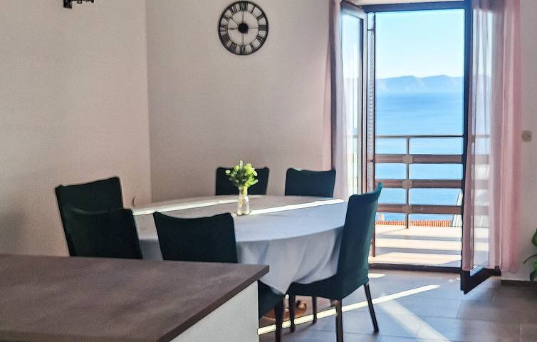 Ganze Ferienwohnung, Charmantes Apartment mit Meerblick, Terrasse, Parkplatz und WLAN – 2 km vom Strand entfernt in Senj, Kvarner Festland