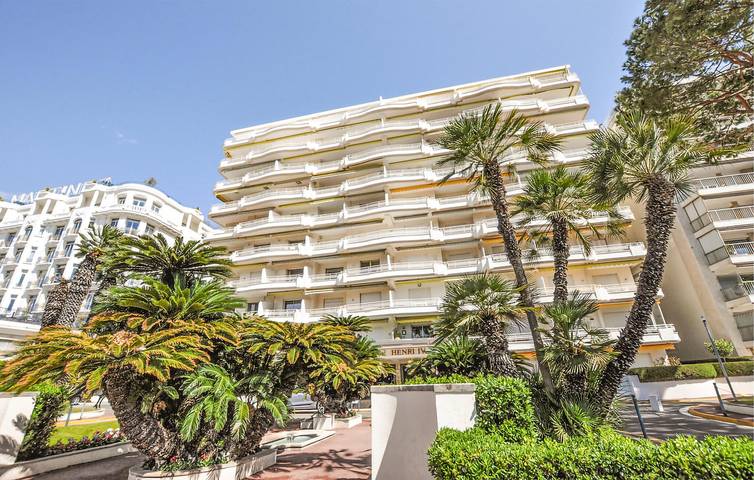 Entire holiday apartment, 110 sq. ft. Apartment with A/C, Parking, Terrace & Internet - 1km to Handi plage in Cannes, Mediterranean Coast (France)