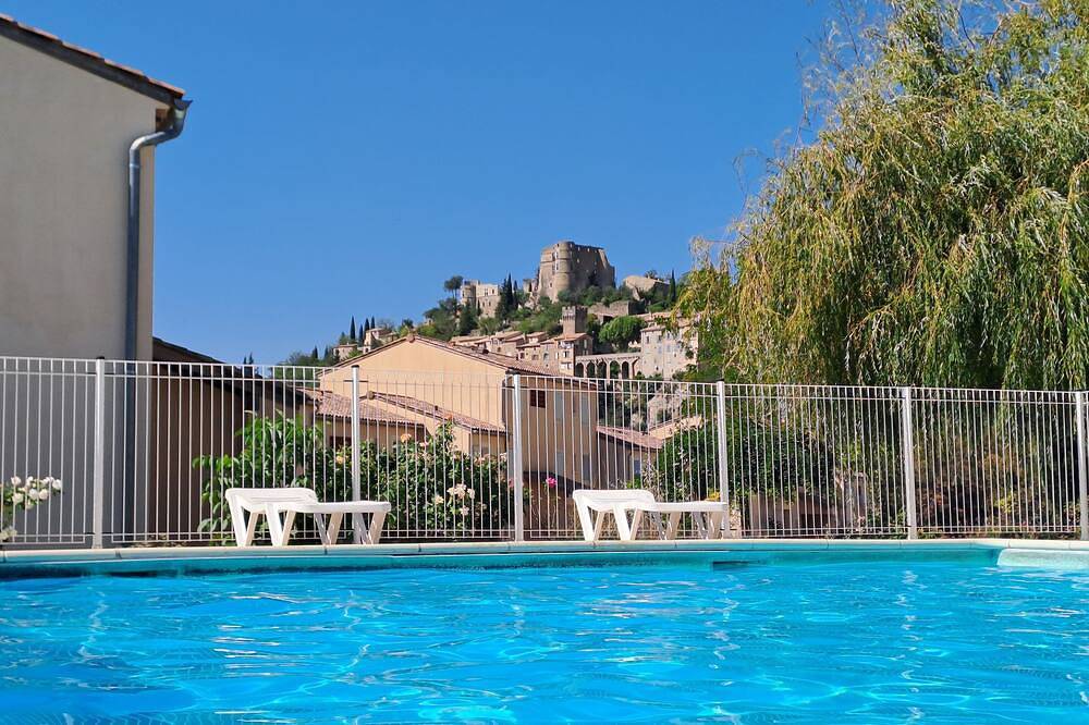 Entire apartment, Logement 2 Chambres, Entièrement Rénové, Dans Résidence Avec Piscine in Montbrun-les-Bains, Nyons region
