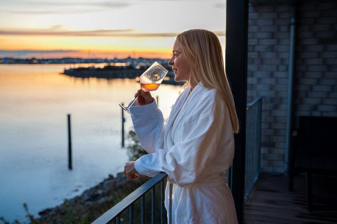 Ganze Wohnung, The Wave: Luxusferienwohnung direkt am Wasser mit Wärmeliege, Sauna und Kamin in Olpenitz, Kappeln