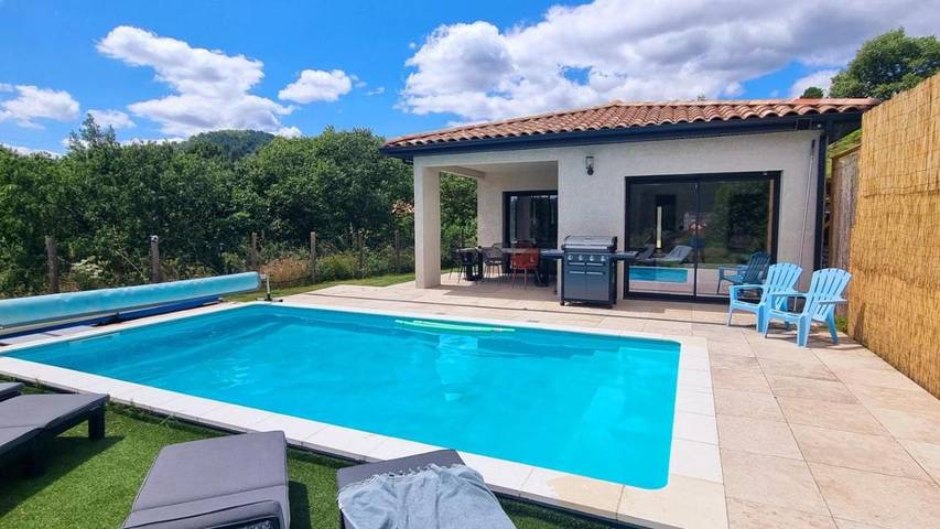 Location de vacances pour 6 personnes, avec jardin et piscine ainsi que vue et terrasse à Rocher - 2