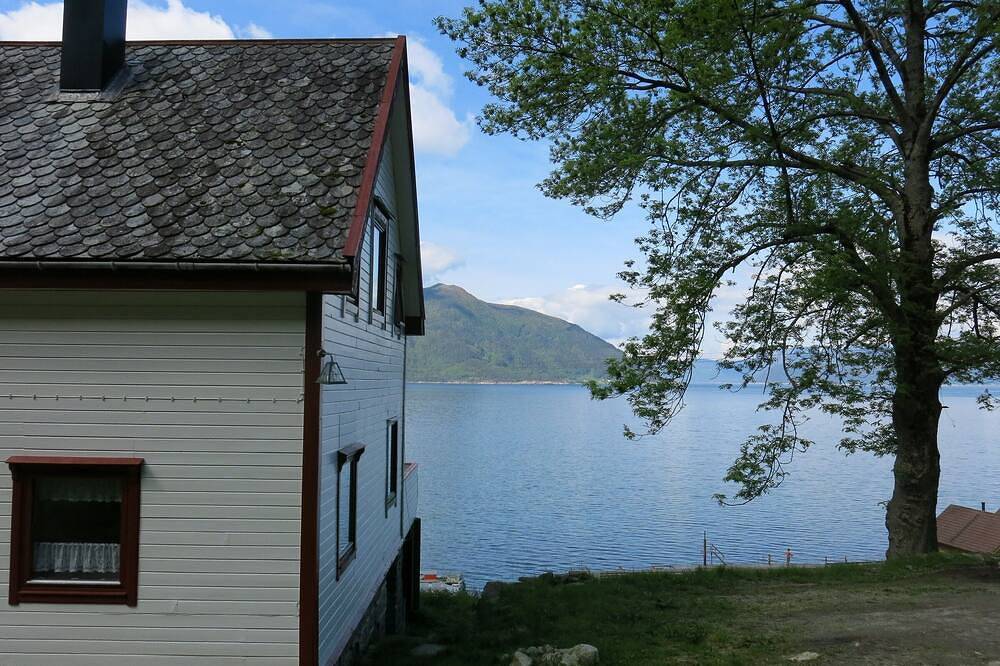 Angelhaus in Norwegen direkt am Fjord, Motorboote mit 9,9 Ps - 60 Ps mietbar. in Sognefjord