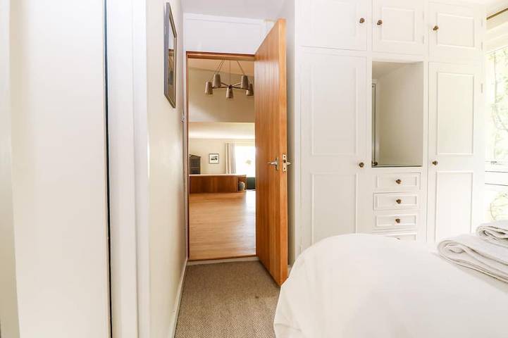 Under Catswood, pet friendly, luxury holiday cottage in Stroud in Stroud, Gloucestershire