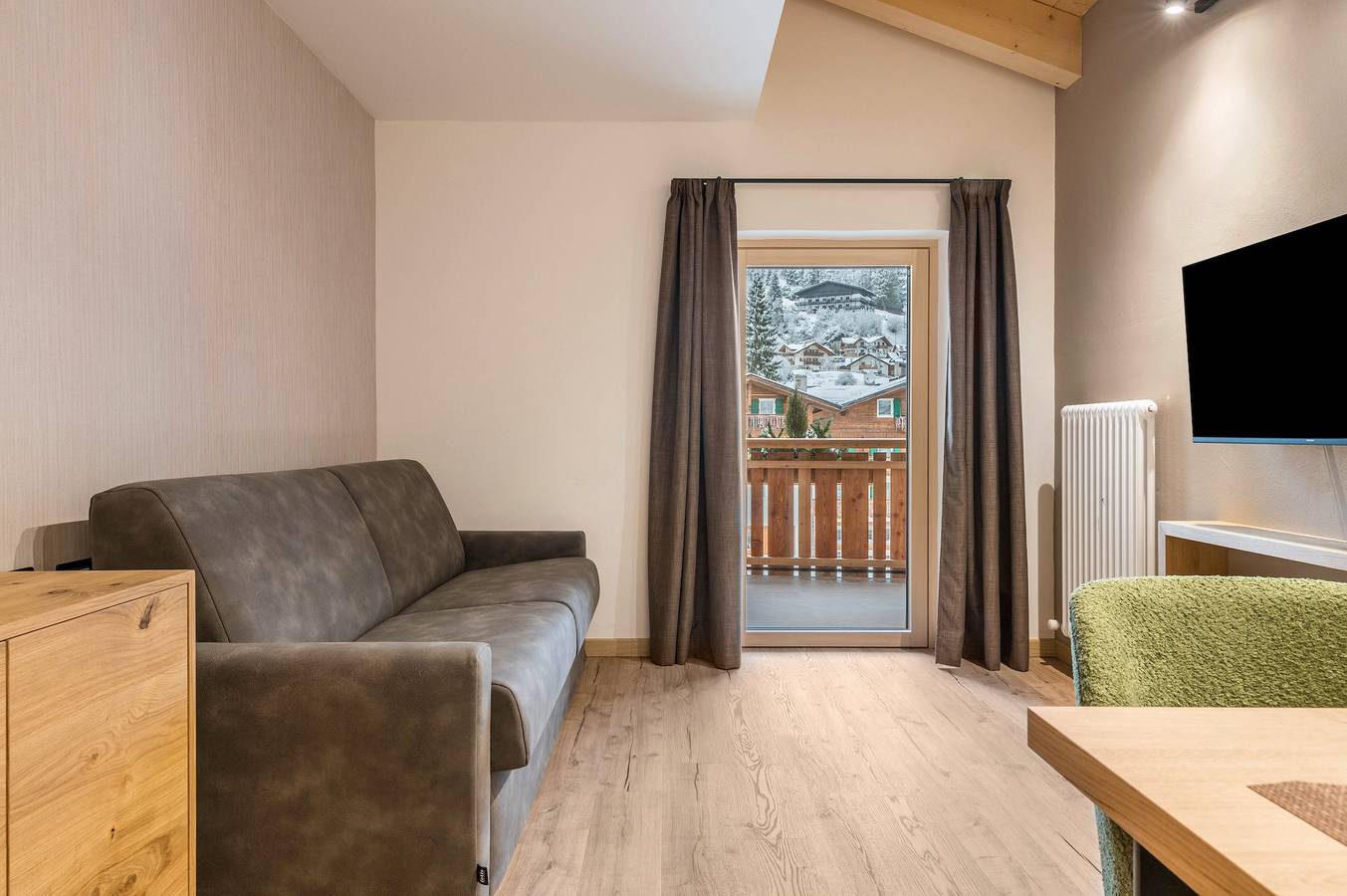 Appartamento intero, "Kamerloy Apartments - G" con vista sulle montagne, Wi-Fi, balcone e giardino in Campitello di Fassa, Dolomiti Superski