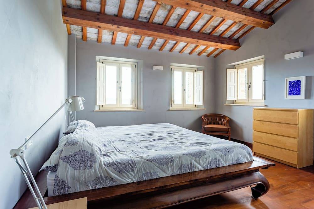 Elegant typical farmhouse with pool large wooded courtyard 10 minutes from Jesi in Jesi, Ancona Provinz