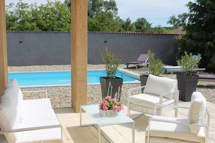 Gîte pour 6 personnes, avec terrasse ainsi que jardin et piscine