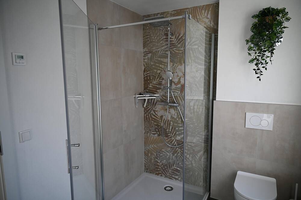 Ganze Wohnung, Neu renovierte Ferienwohnung mit Balkon im Hochparterre in Miltach, Ostbayern