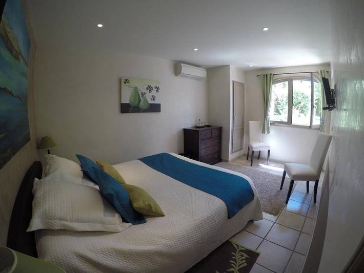 Location de vacances pour 3 personnes, avec vue ainsi que jardin et piscine à Vence - 2