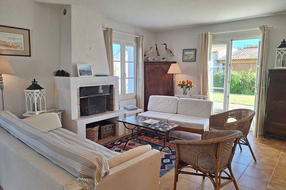 Quiet family home in Loix with 8 beds and enclosed garden. in Loix, Ile de Re