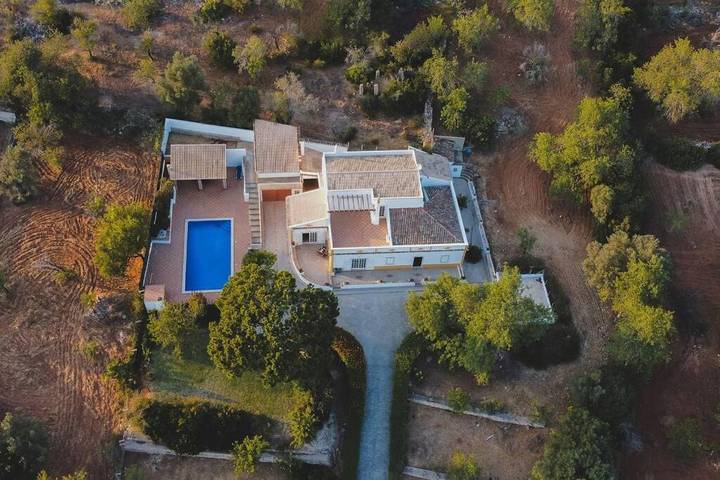 Casa rural para 8 personas, con vistas además de jardín y piscina en Paderne