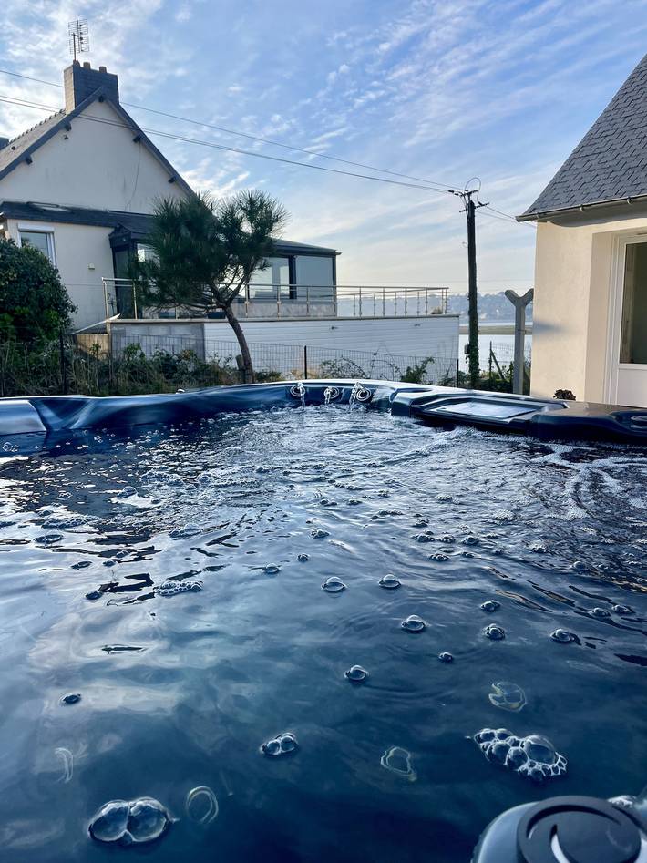 Location de vacances pour 8 personnes, avec jardin et terrasse ainsi que sauna et jacuzzi à Louannec - 2