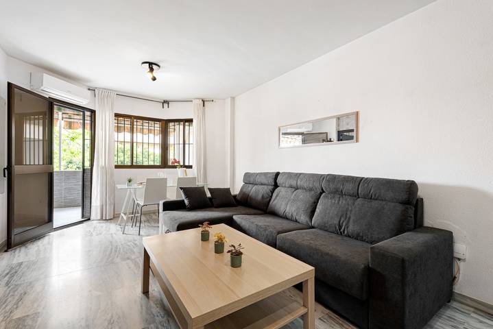 Entire apartment, Apartment 'Apartamento Mefistofeles' with Private Terrace, Wi-Fi & Air Conditioning in Malaga, Cordillera Penibética