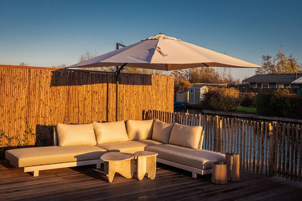 Waterfront luxury tiny home near Amsterdam with spacious private garden in Vinkeveen, Groene Hart