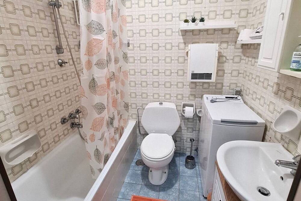 Ganze Wohnung, Attraktives Studio mit Balkon, Pool und Traumseesicht in Susello, Ghiffa