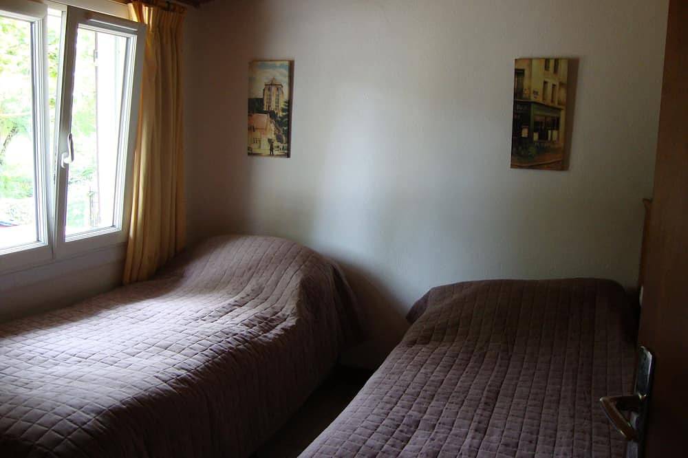 Private cottage with it's own fishing & pet friendly! in Civray, Vienne