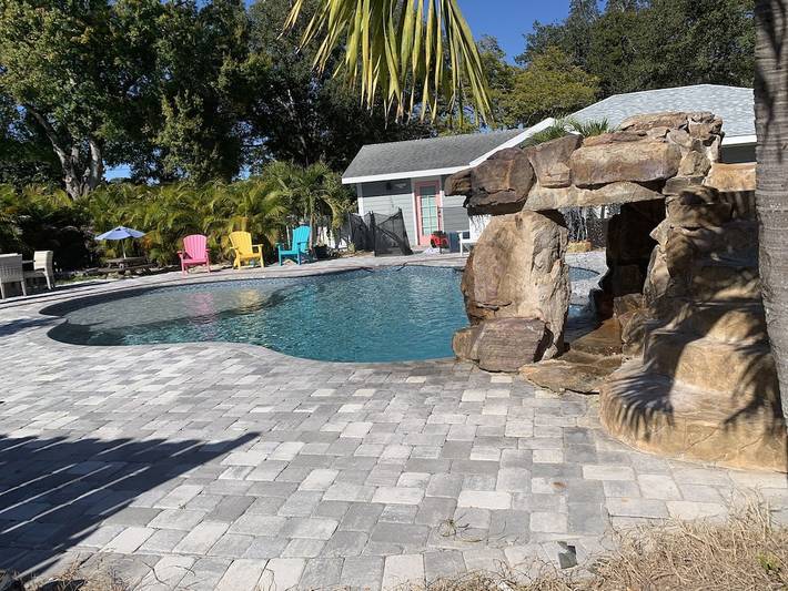 Vacation rental for 16 people, with hot tub and pool as well as yard, with pets in Tampa Bay