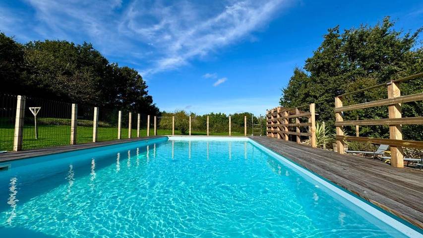 Gîte pour 6 personnes, avec Terrasse ainsi que Jardin et Piscine à Saint-Privat-des-Prés