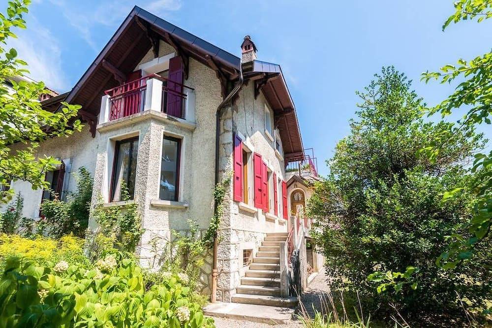 Hermosa villa típica de 4 * Saboya con gran jardín a 4 minutos a pie del lago in Annecy, Región de Annecy
