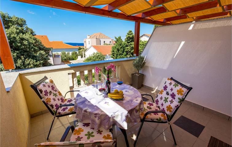 Apartamento vacacional entero, Acogedor apartamento con vistas al mar, terraza, aparcamiento y cocina cerca de Mandre in Mandre, Pag