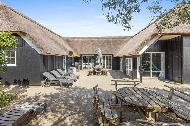 Villa für 14 Personen, mit Balkon/Terrasse und Whirlpool sowie Pool und Sauna in Blavand