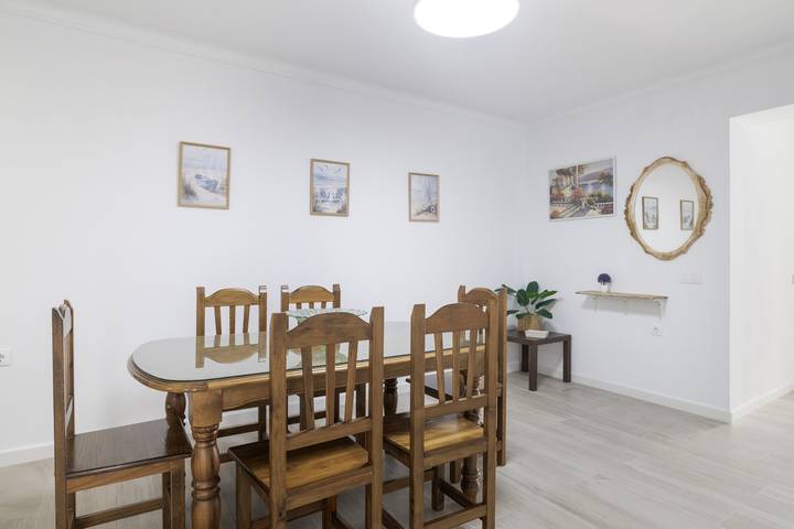 Entire apartment, Spacious Central House in Conil, Up to 11 Guests, 4 Bedrooms in Conil de la Frontera, Costa de la Luz