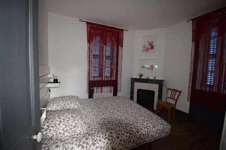 Location de vacances pour 5 personnes, avec terrasse et piscine à Souvigny - 4