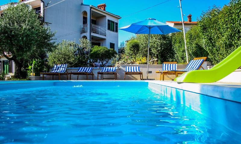 Ferienwohnung für 12 Personen, mit Balkon/Terrasse und Pool in Pula