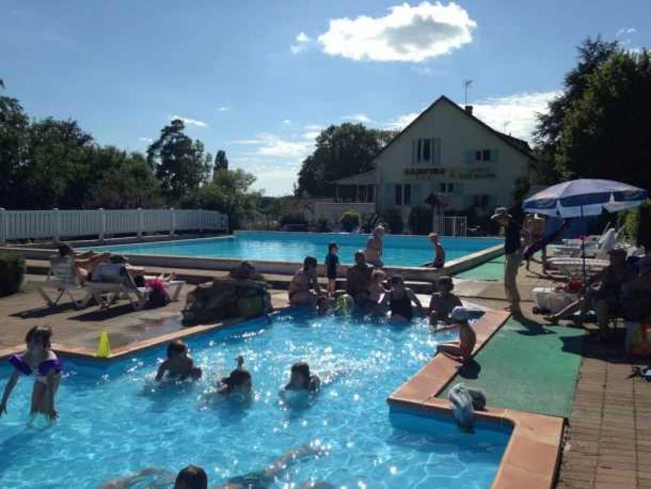 Ganze Wohnung, Appartement 3 étoiles - Piscine  - eeebde in Saint-Honoré-les-Bains, Naturpark Morvan