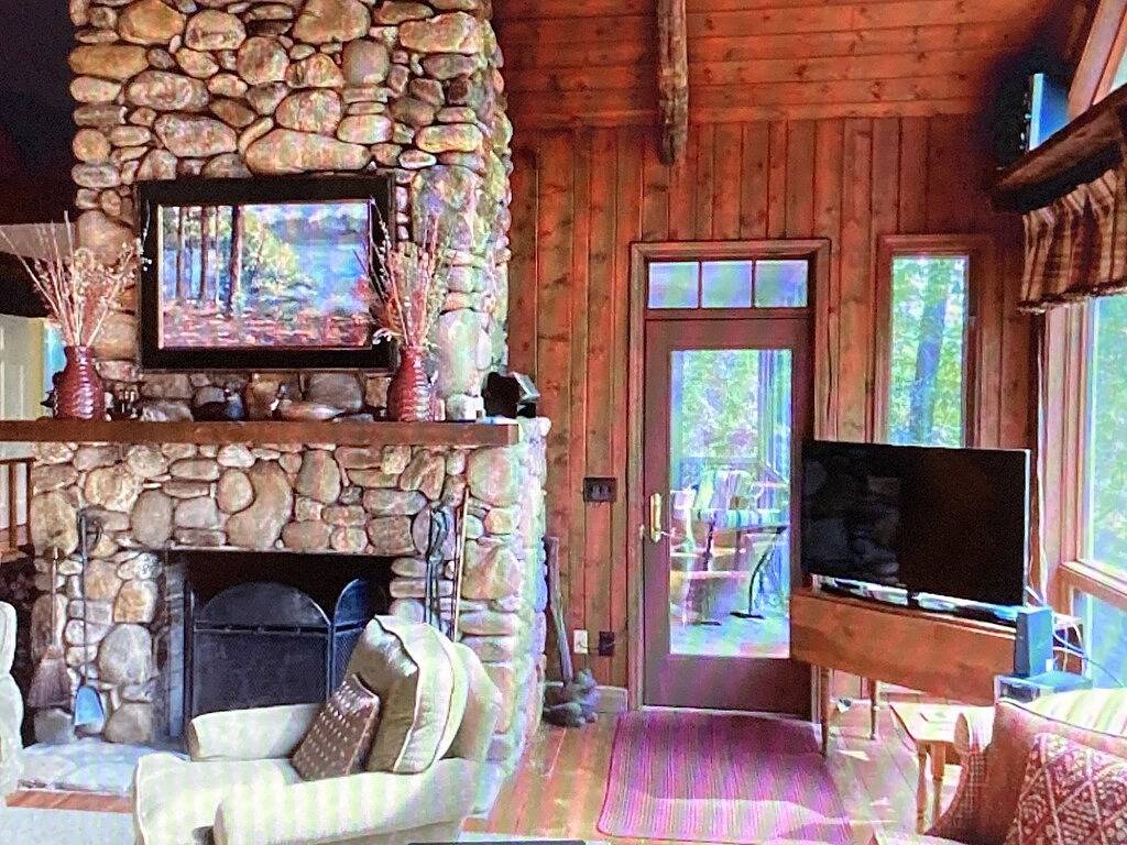 Ideale Berghütte, die am Toxaway See lebt in Lake Toxaway