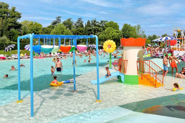 Appartamento per 4 persone, con piscina e terrazza, adatto a famiglie con bambini a Bardolino