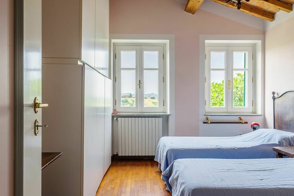 Alleinstehendes Ferienhaus mit privatem Pool,  W-Lan, Klimaanlage, Tv, Innenhof, Panoramablick in Zenevredo, Oltrepò Pavese