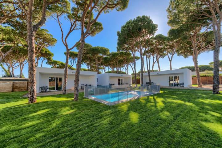 Ferienhaus für 12 Personen, mit Garten und Ausblick sowie Pool, mit Haustier