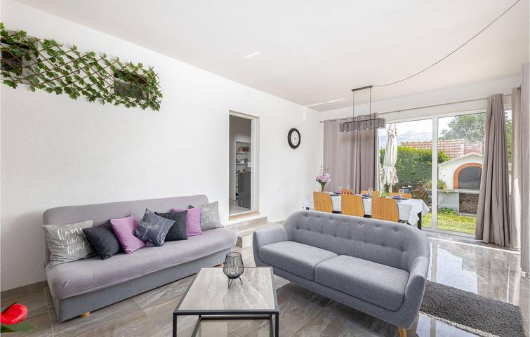 Charmantes Apartment, 2 km von Dugopolje entfernt: Apartment am Pool mit Terrasse und Parkplatz in Dugopolje, Dalmatinisches Zagora