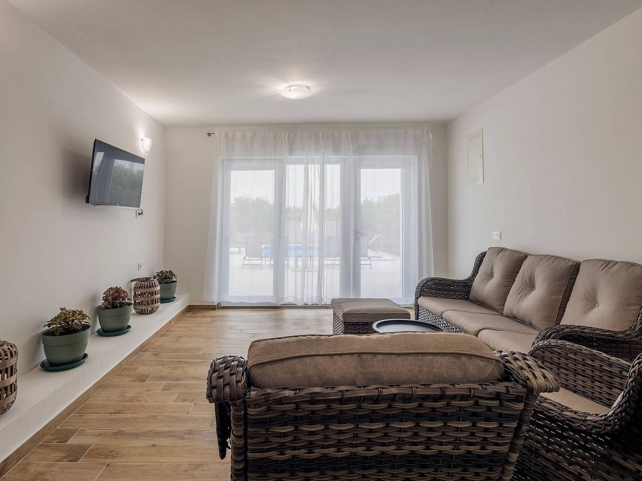 Holiday Home Milutin 1 - Four Bedroom Holiday Home with Private Pool in Vrsi, Zadar