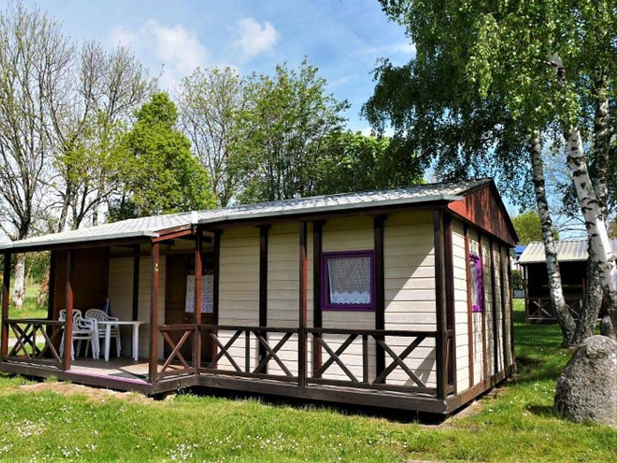 Camping du Colombier - Bungalow 6 personnes - 2 ch - S in Loubeyrat, Parc naturel régional des Volcans d'Auvergne