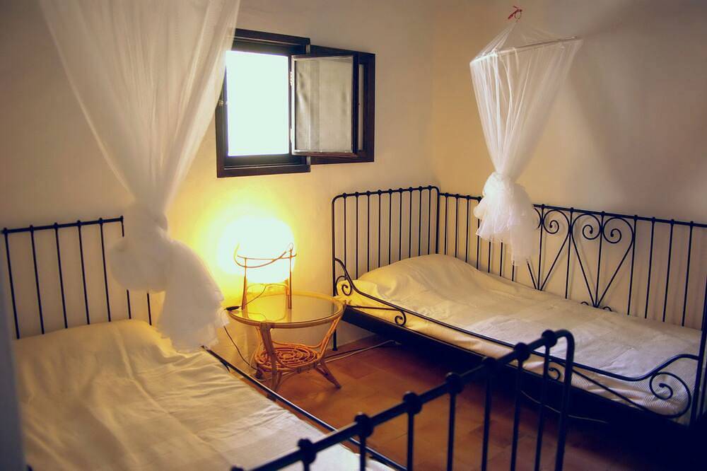 Beautiful old house with large garden, 2/8 people, traditional country house in Formentera, Balearic Islands