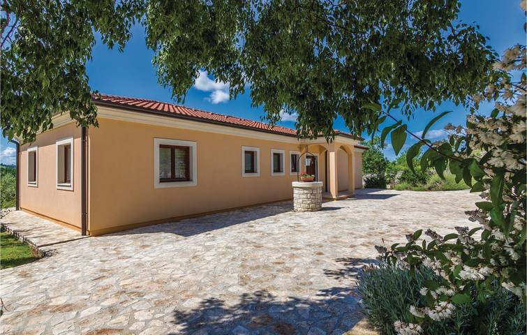 Cozy 1-Bedroom Apartment with Pool, WiFi, and Parking Near Montrin in Kaštel (Plovanija), Buje
