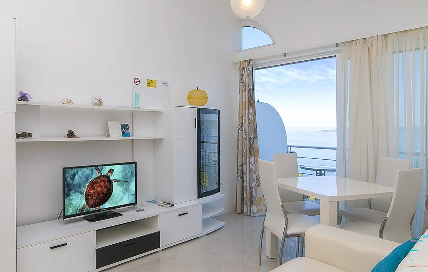 Ganze Ferienwohnung, Gemütliches Apartment mit Meerblick, WLAN, Parkplatz und Küche – 2,5 km vom Strand entfernt in Brela, Makarska Riviera